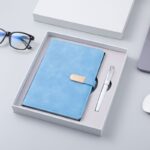 Gift Set Notebook Biru & Pen Premium Custom Logo: Souvenir Eksklusif untuk Corporate Gift Berkelas