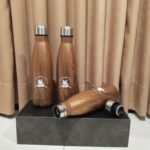 Tumbler Stainless Steel Custom Logo Motif Kayu: Merchandise Premium untuk Hotel & Resort